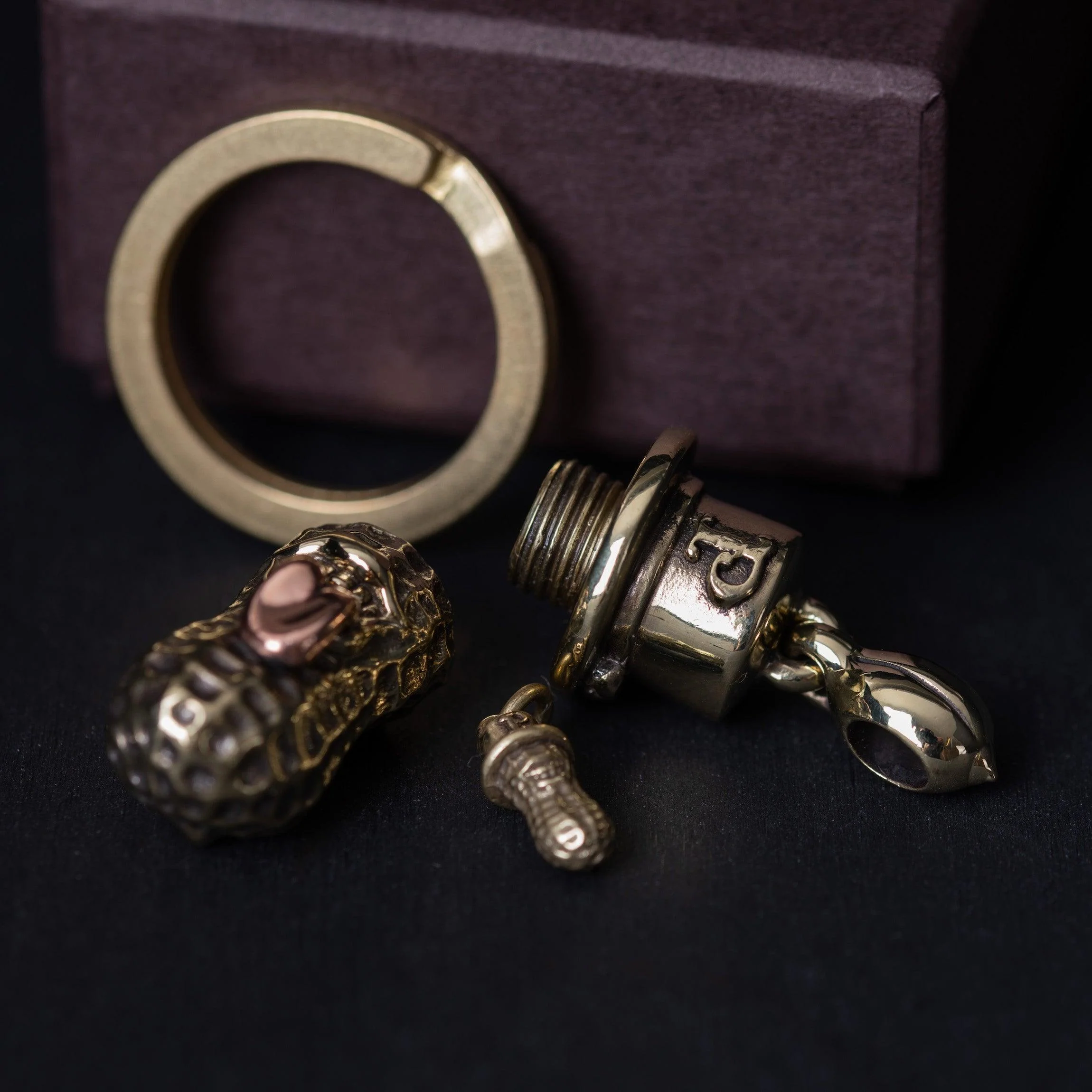 PE-X-LARGE-BERO-BR - Peanuts & Co X-LARGE BERO PEANUTS PENDANT - Brass - Image 2
