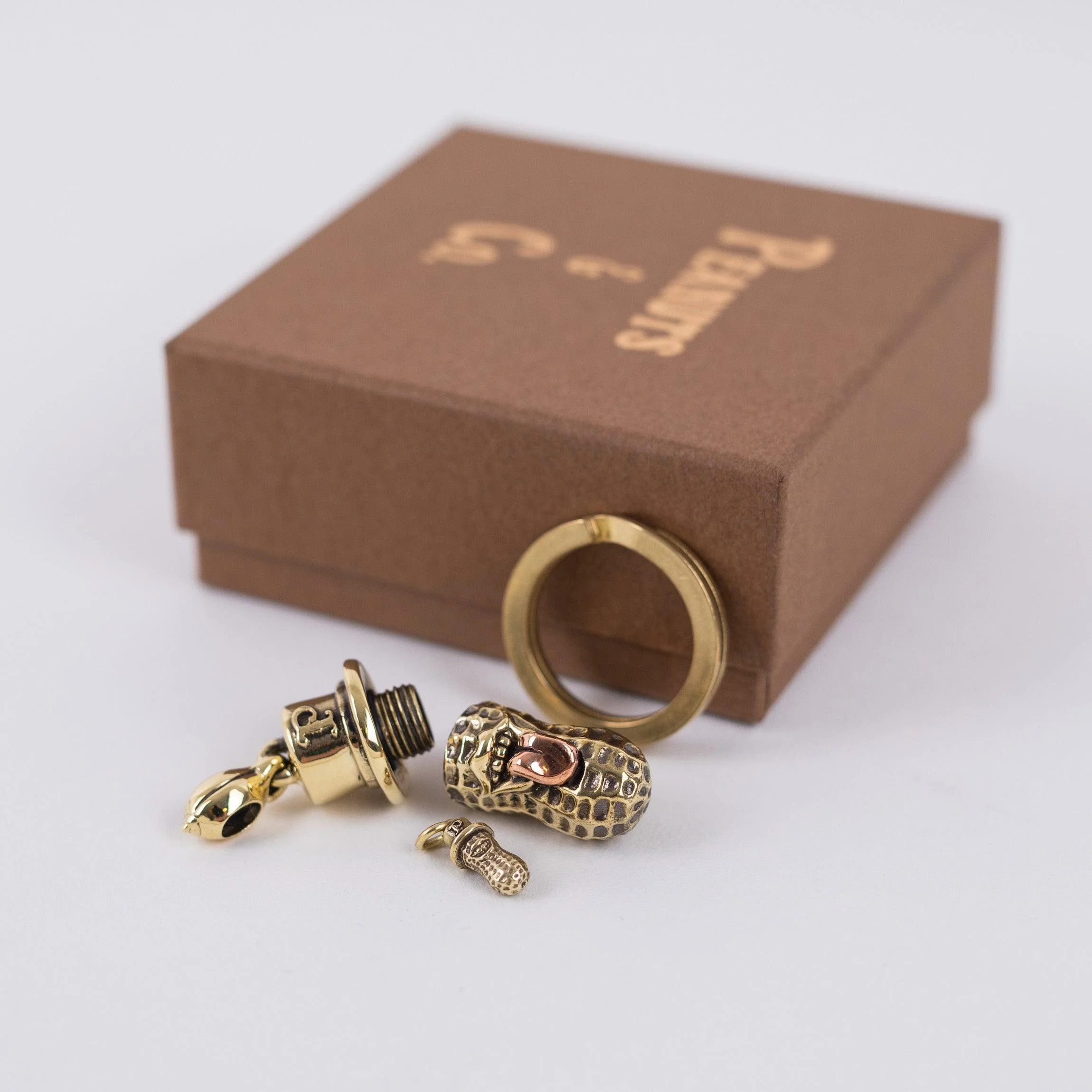 PE-X-LARGE-BERO-BR - Peanuts & Co X-LARGE BERO PEANUTS PENDANT - Brass - Image 3